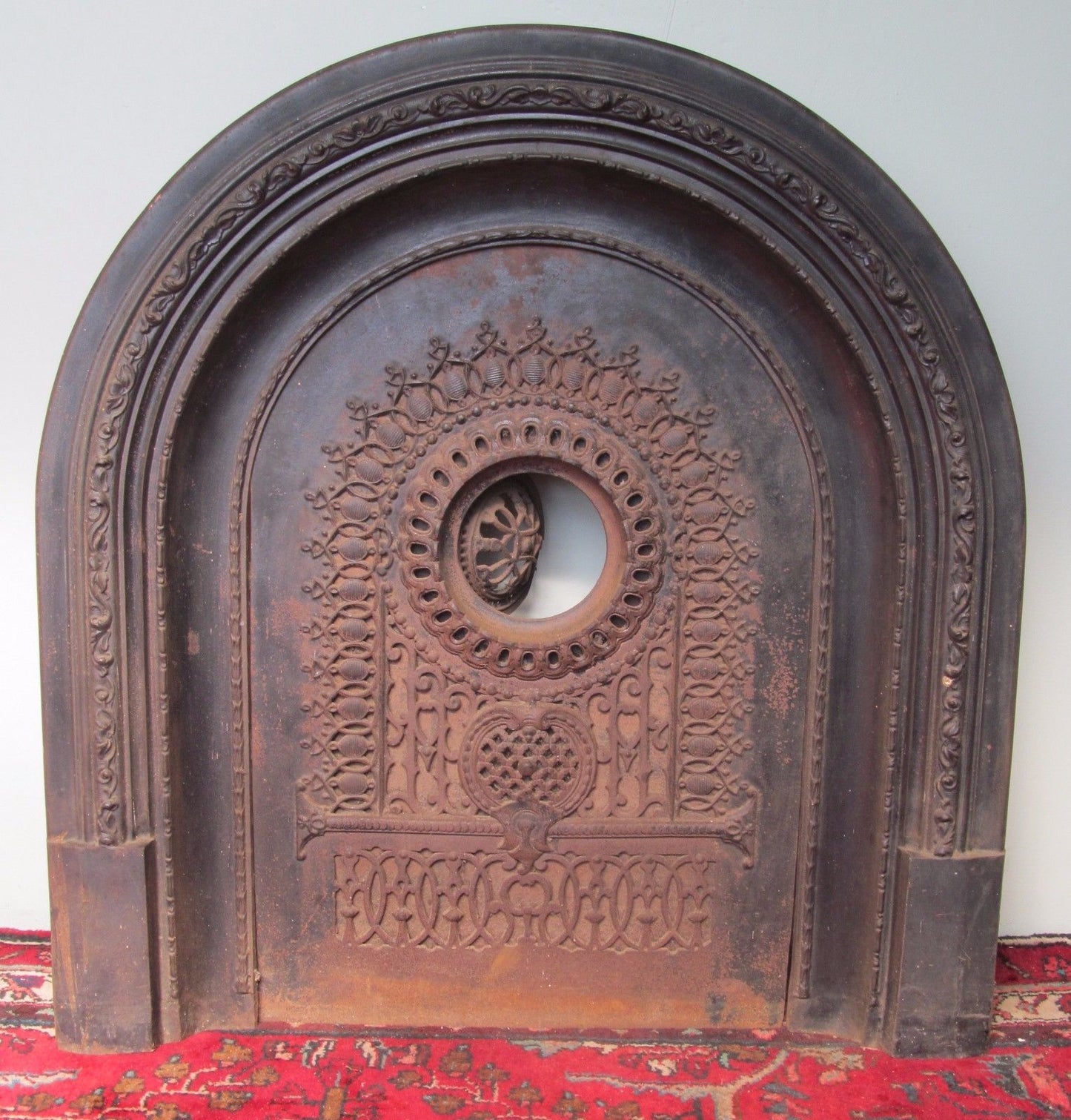19TH CENTURY CAST IRON FIRE BACK WITH COMPLETE FRAME SYSTEM & ORNATE MOTIFS