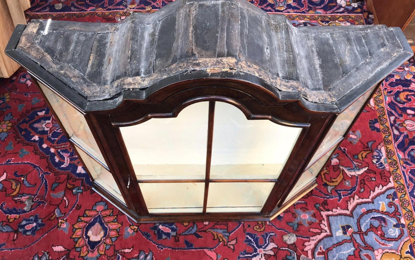 18TH CENTURY WILLIAM & MARY PERIOD WALL CABINET VITRINE W/TOMBSTONE BONNET