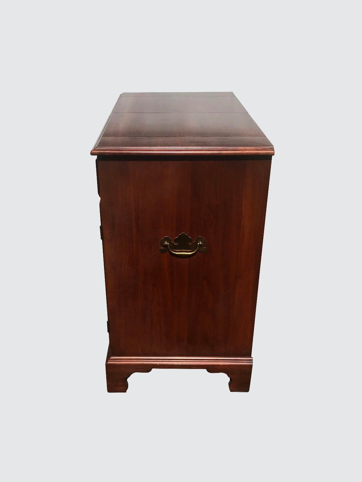 HENKEL & HARRIS MAHOGANY CHIPPENDALE STYLED FLIP TOPS BAR IN GREAT CONDITION