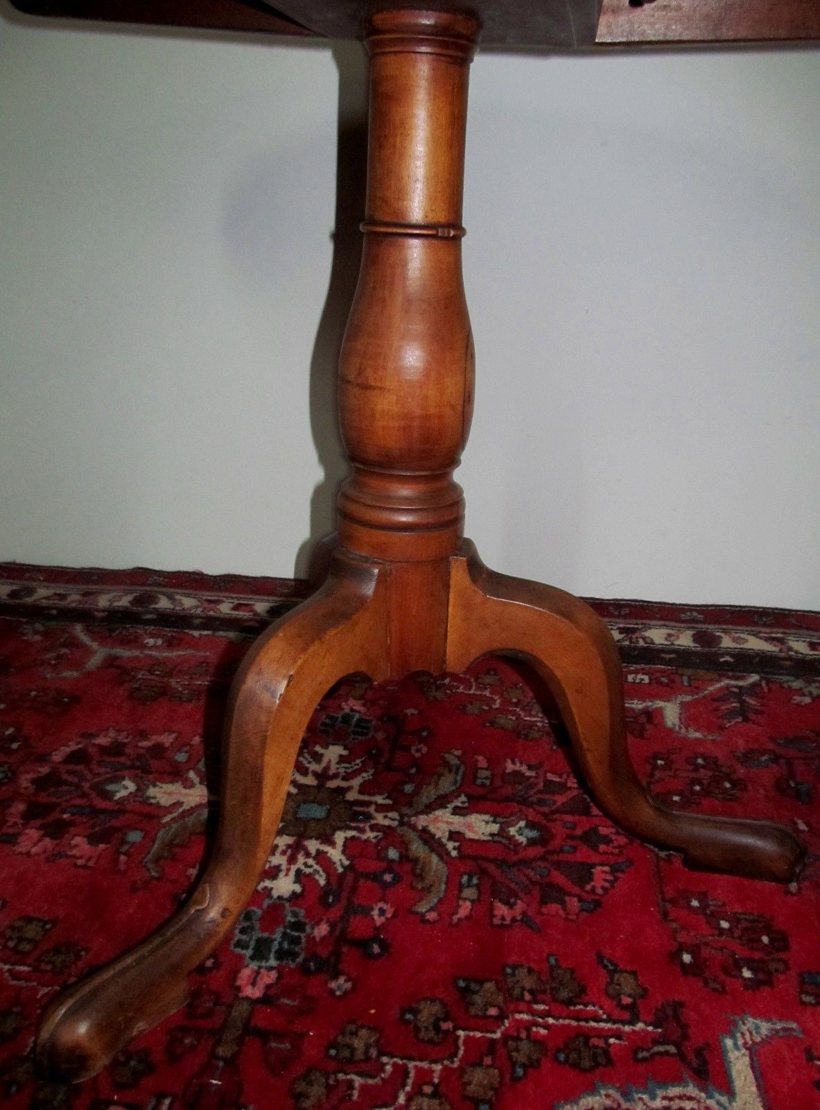 18TH CENTURY QUEEN ANNE SYCAMORE & MAPLE TILTING TEA TABLE W/TENDRIL CARVED LEGS