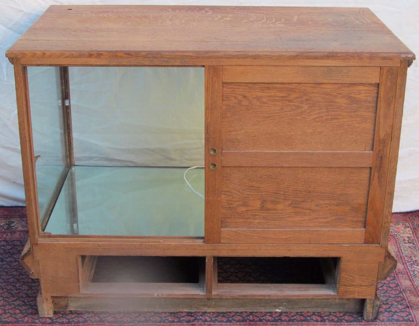LARGE VICTORIAN QUARTERSAWN OAK DISPLAY CASE