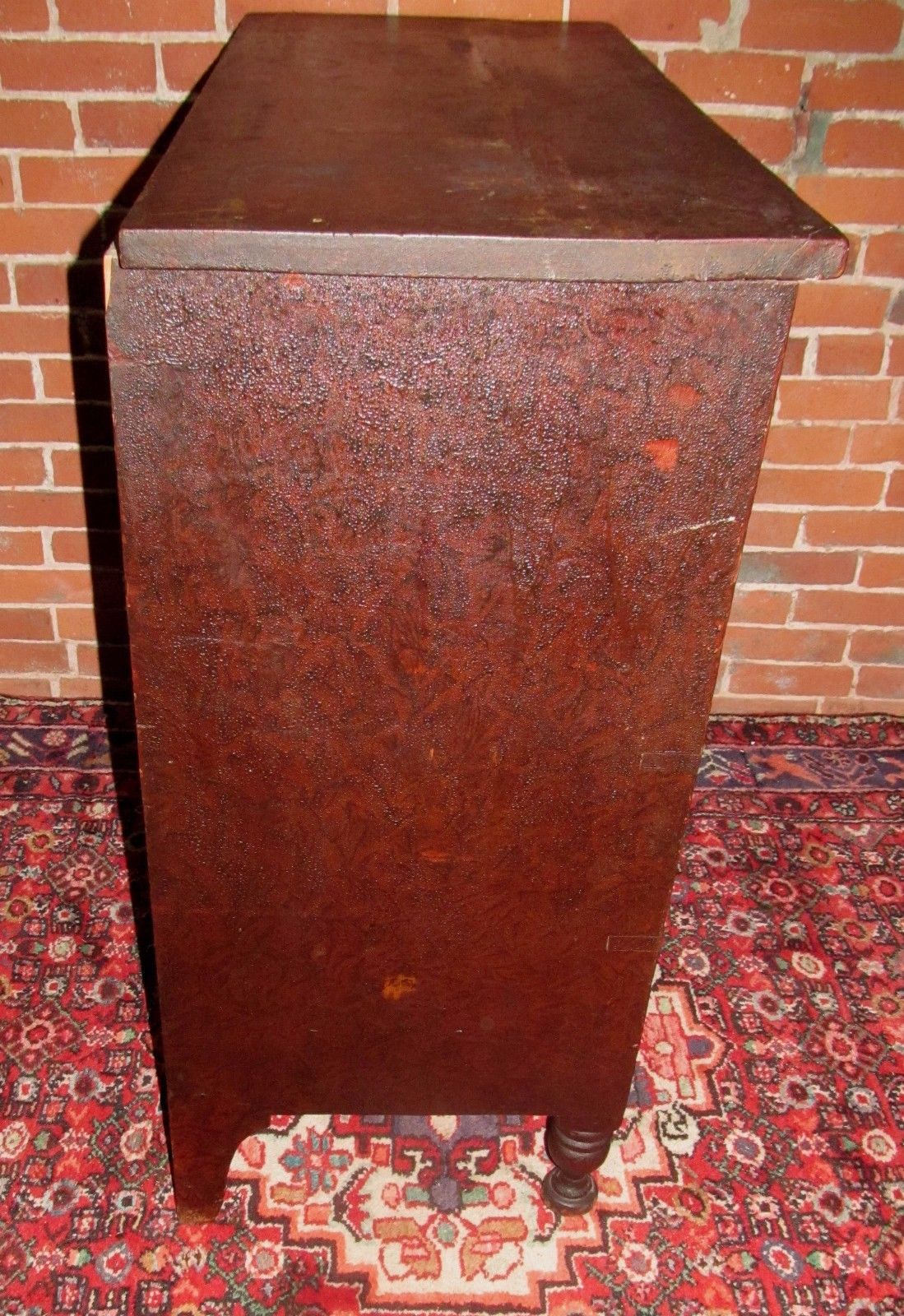 GRAIN PAINTED EARLY 19TH CENTURY PINE CHEST ON NICELY TURNED LEGS