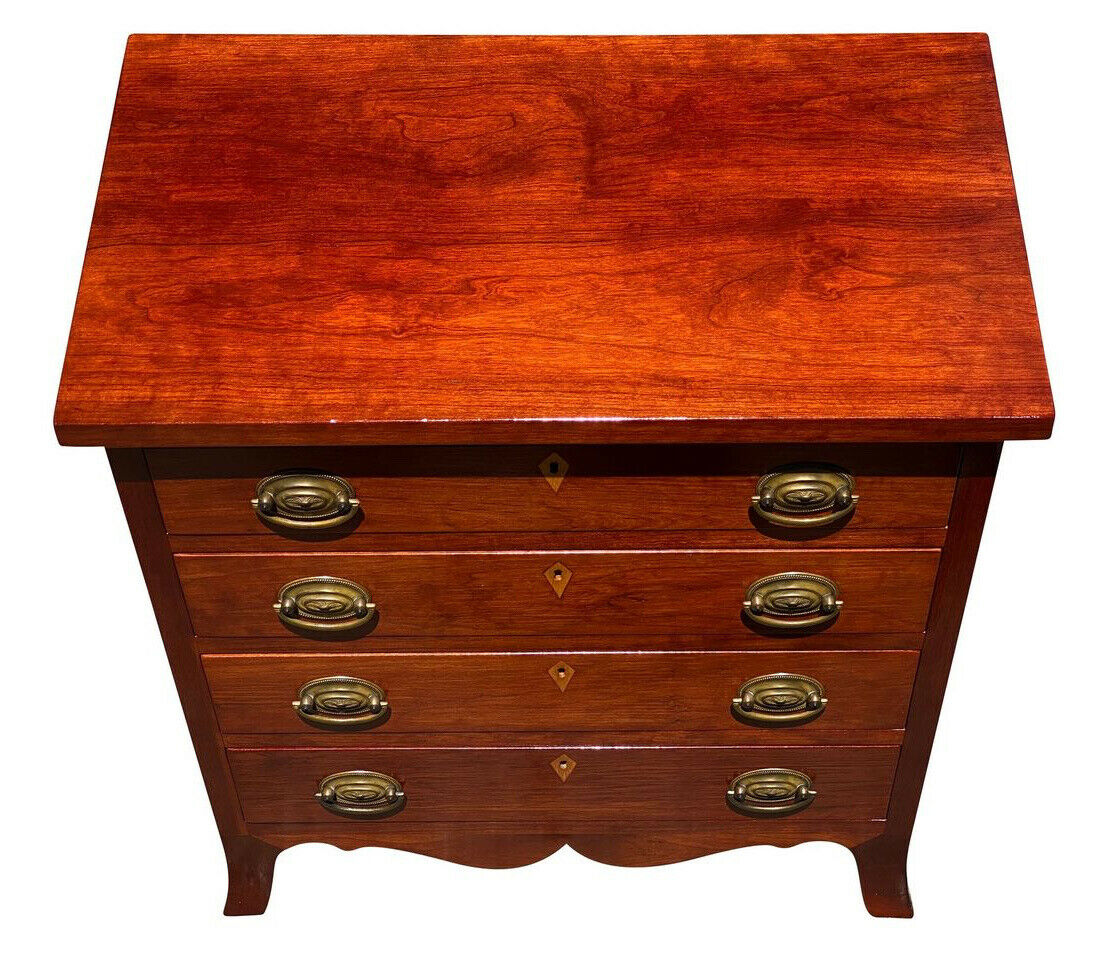 20TH C HEPPLEWHITE ANTIQUE STYLE CHERRY BACHELORS CHEST / NIGHTSTAND