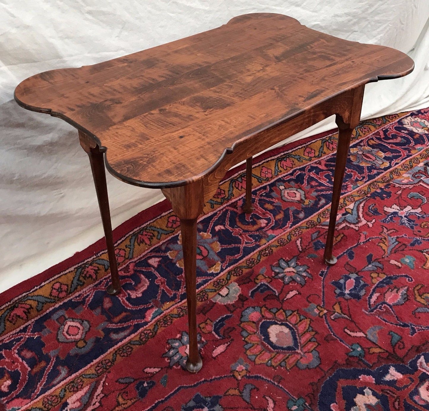 SOLID TIGER MAPLE QUEEN ANNE STYLED PORRINGER TOPPED TEA TABLE