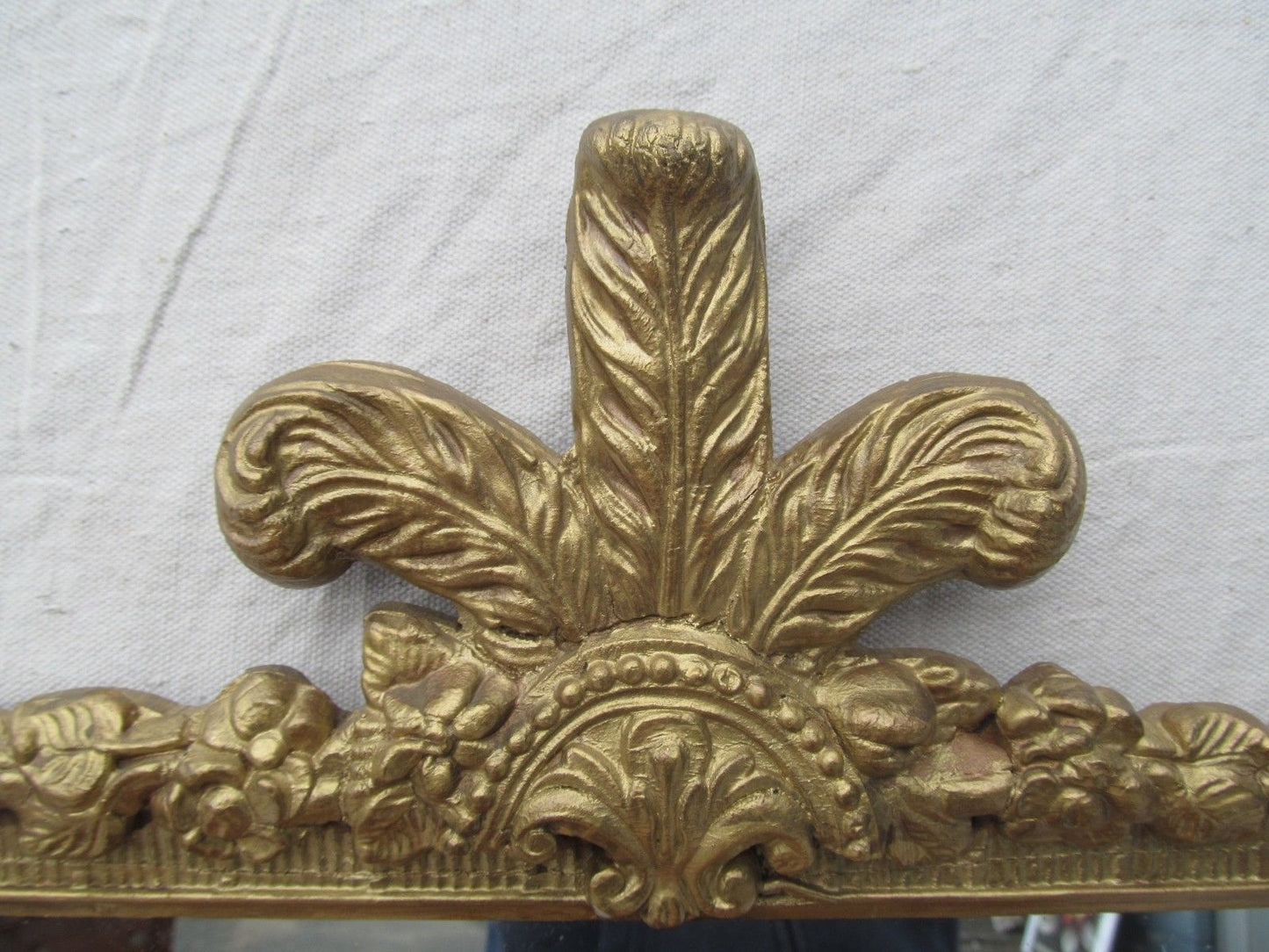 EARLY 19TH CENTURY SHERATON GILDED PRINCE OF WHALES MIRROR