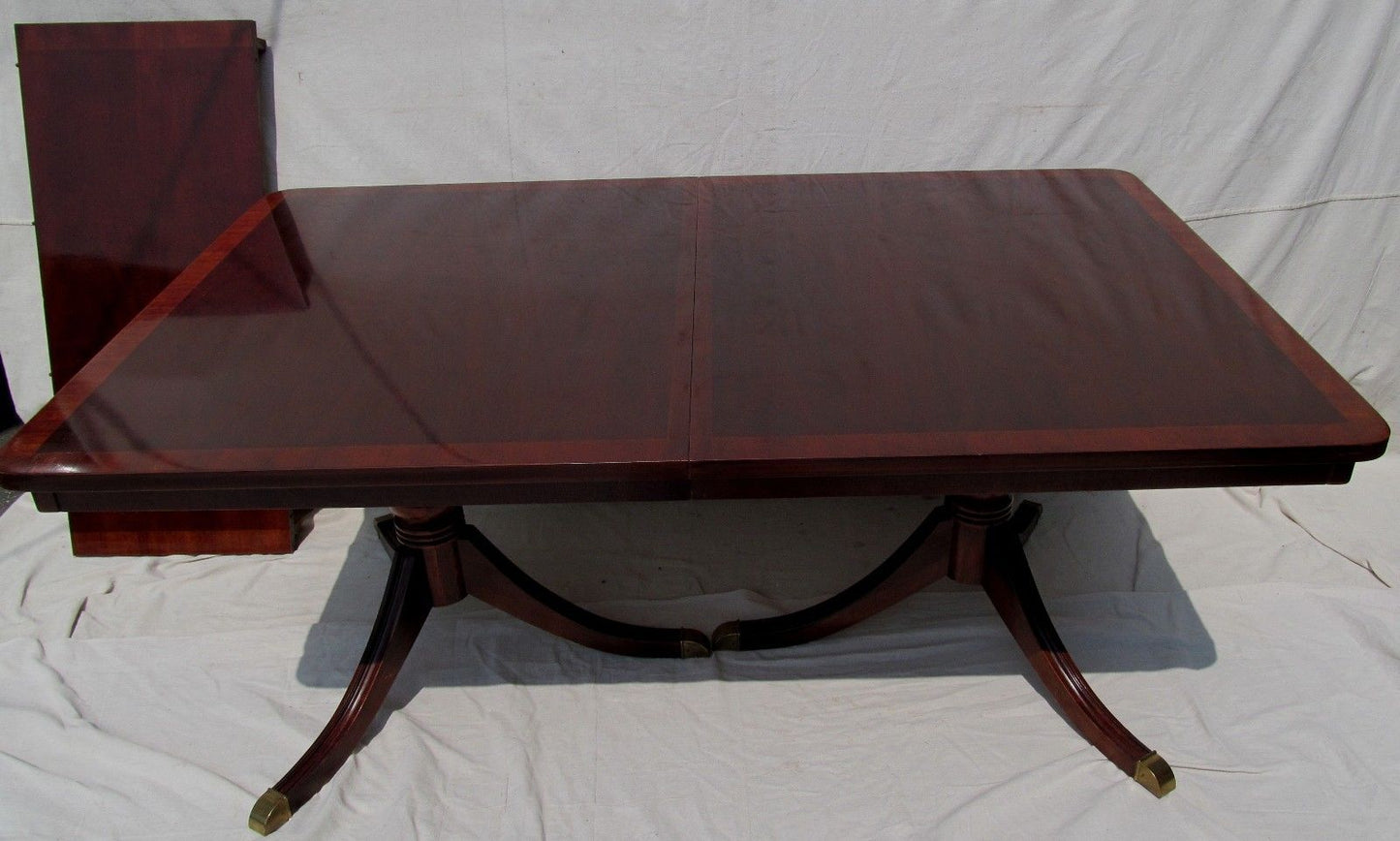 FEDERAL STYLE MAHOGANY CROSS BANDED INLAID DINING ROOM TABLE WITH SINGLE LEAF