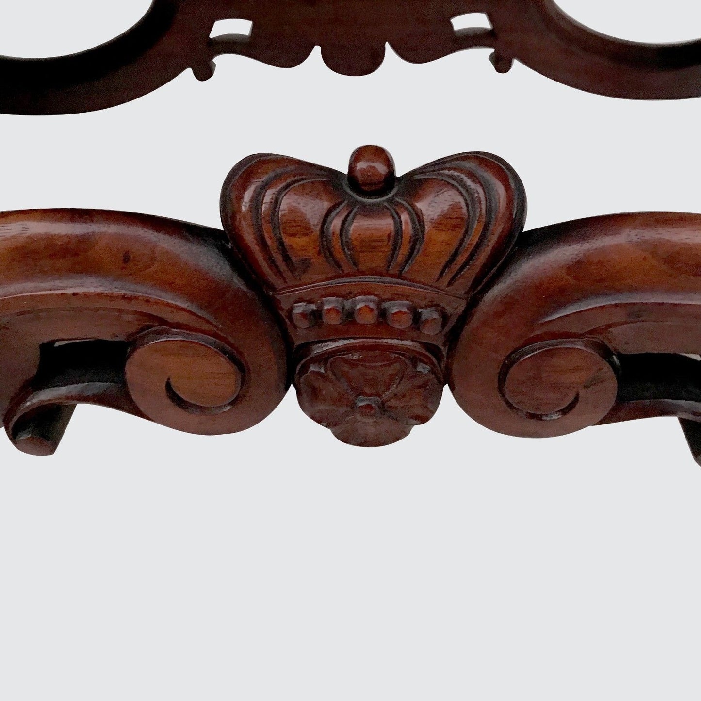 UNIQUE WILLIAM & MARY STYLED LARGE END OF BED BENCH WITH HEART & CROWN STRETCHER