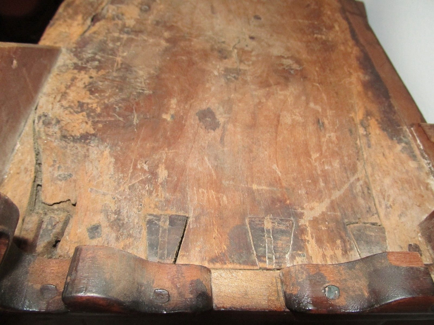 IMPORTANT 18TH CENTURY QUEEN ANNE PERIOD WALNUT SPICE CHEST WITH TOMBSTONE DOOR