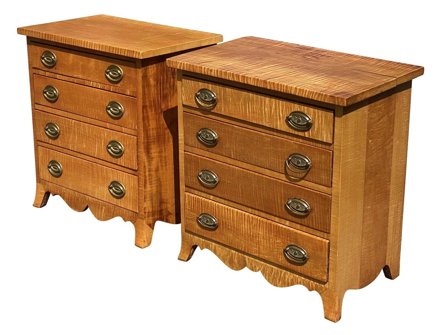 20TH C PAIR OF ANTIQUE STYLE TIGER MAPLE 4 DRAWER BACHELOR CHESTS / NIGHTSTANDS