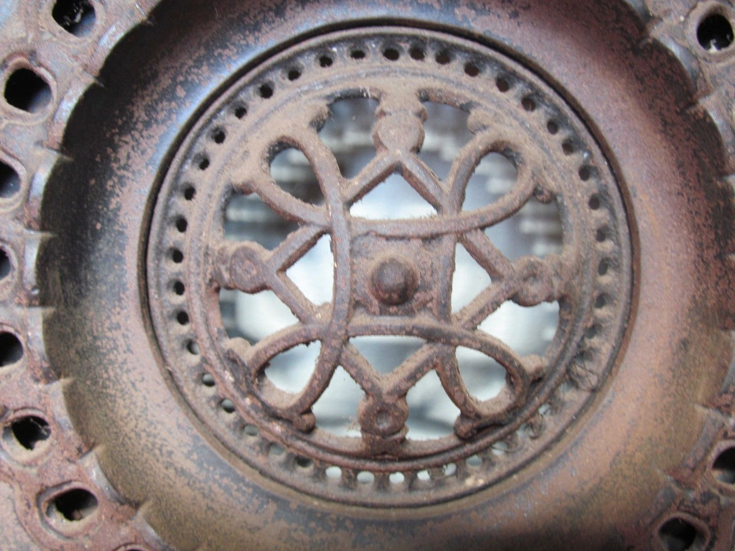 19TH CENTURY CAST IRON FIRE BACK WITH COMPLETE FRAME SYSTEM & ORNATE MOTIFS
