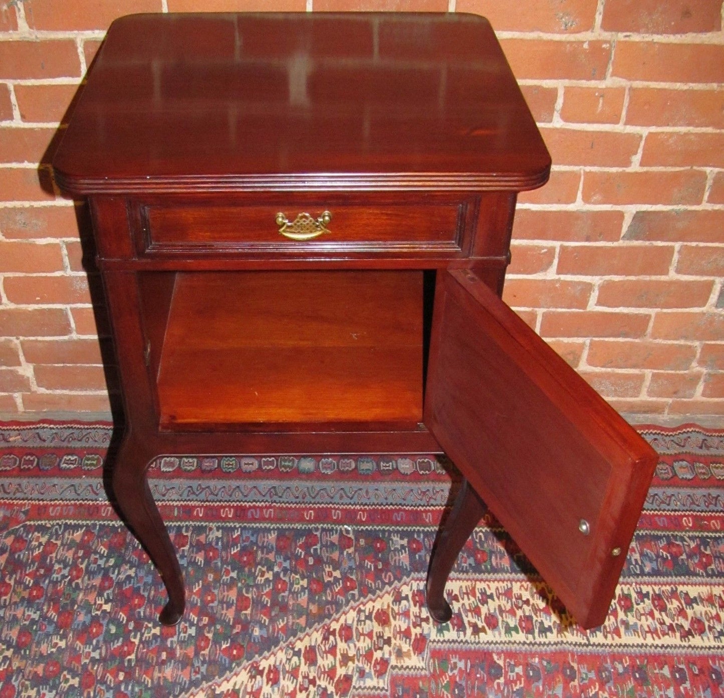 VICTORIAN QUEEN ANNE STYLE MAHOGANY NIGHTSTAND WITH RAISED PANEL SIDES