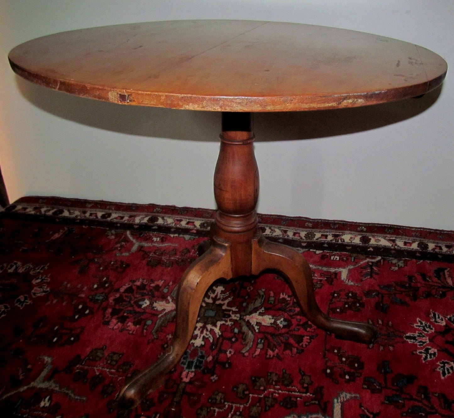 18TH CENTURY QUEEN ANNE SYCAMORE & MAPLE TILTING TEA TABLE W/TENDRIL CARVED LEGS