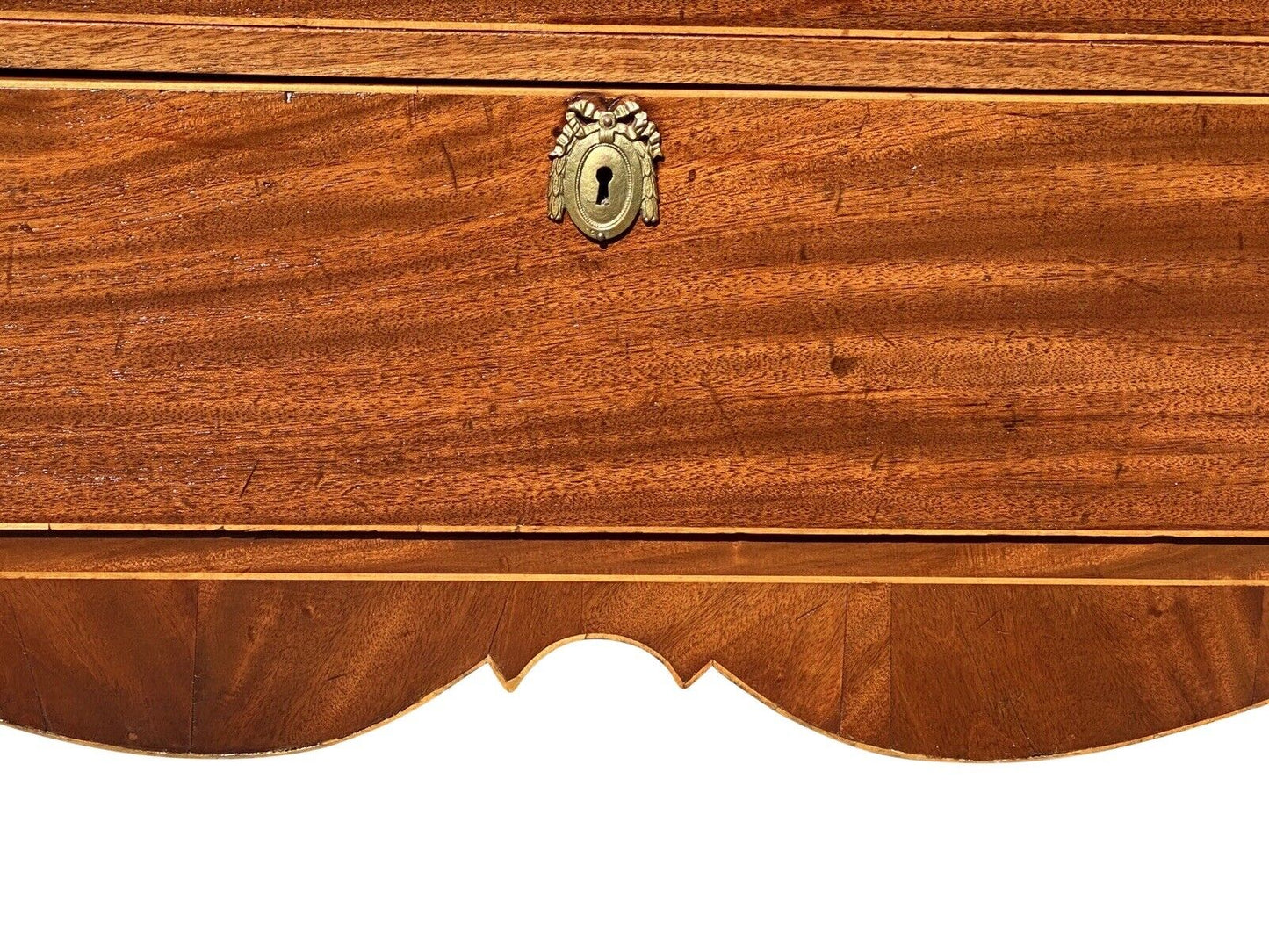 Early 19th Century Antique Federal Period Mahogany Chest of Drawers / Dresser