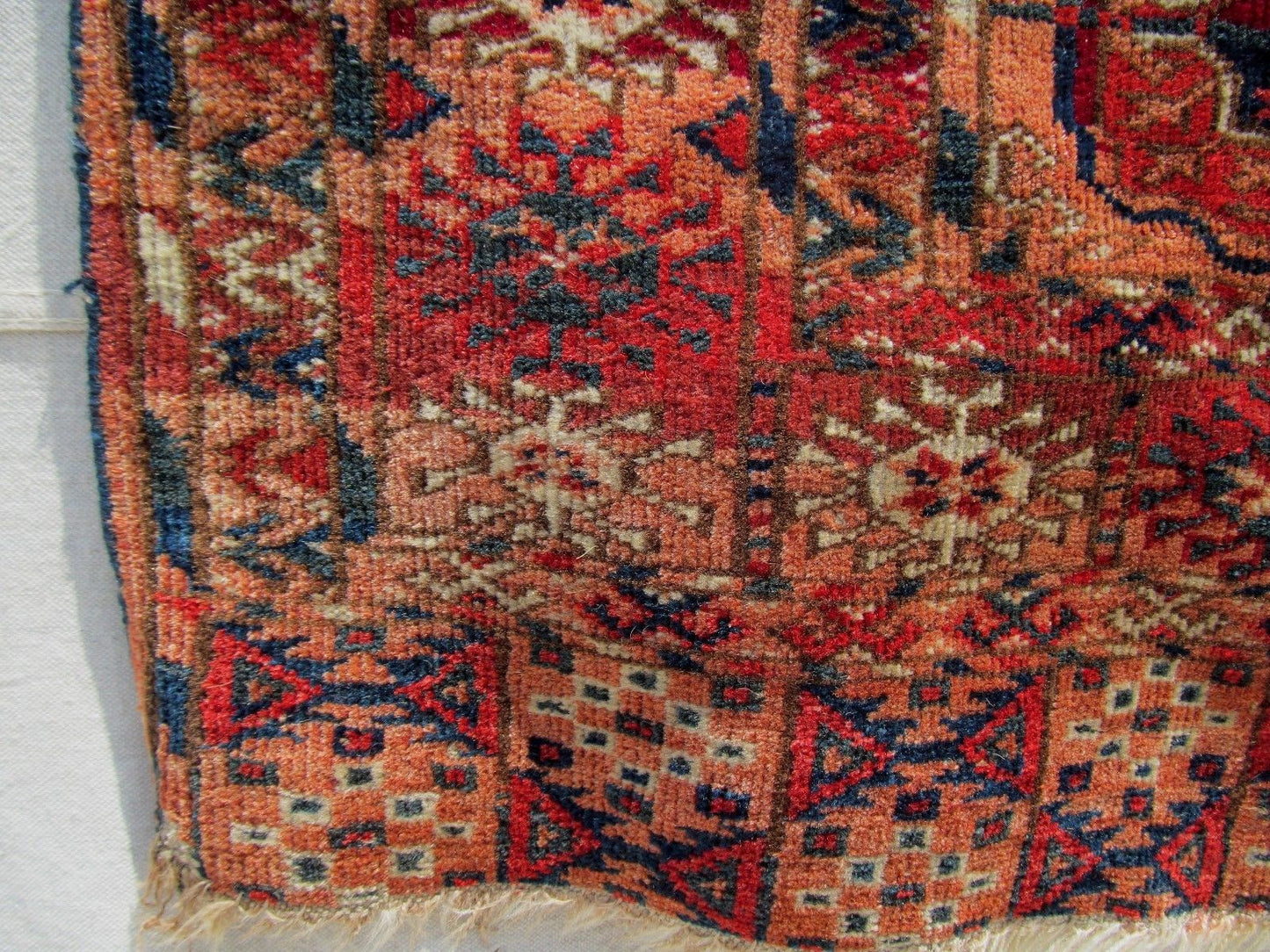 EXCELLENT ANTIQUE TEKKE BOHKARA ESTATE CARPET WITH SOFT MUTED COLORWAY