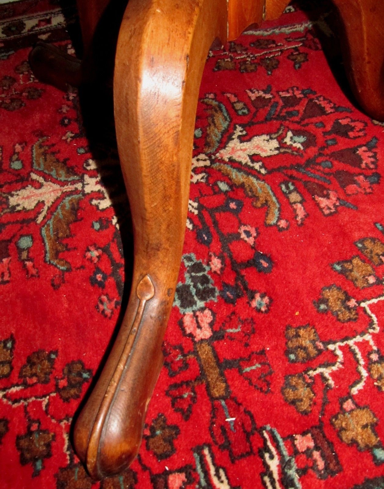 18TH CENTURY QUEEN ANNE SYCAMORE & MAPLE TILTING TEA TABLE W/TENDRIL CARVED LEGS