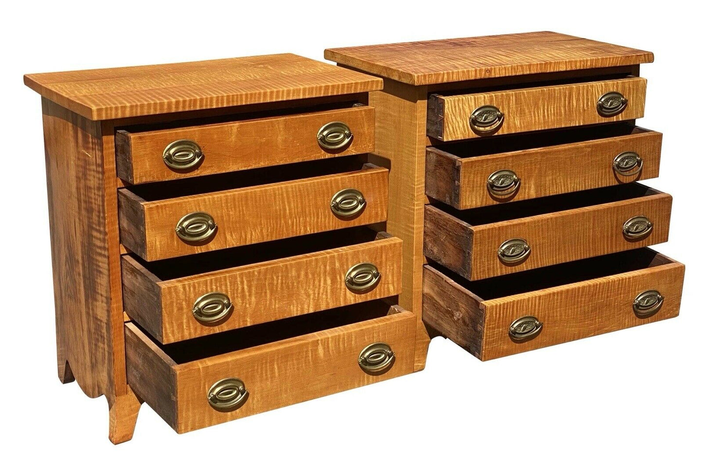 20TH C PAIR OF ANTIQUE STYLE TIGER MAPLE 4 DRAWER BACHELOR CHESTS / NIGHTSTANDS
