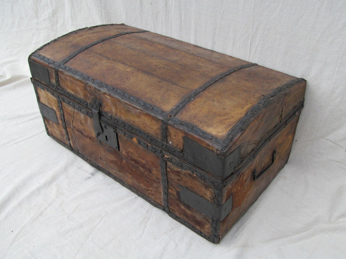 EARLY 19TH CENTURY LEATHER & HYDE COVERED STAGECOACH TRUNK