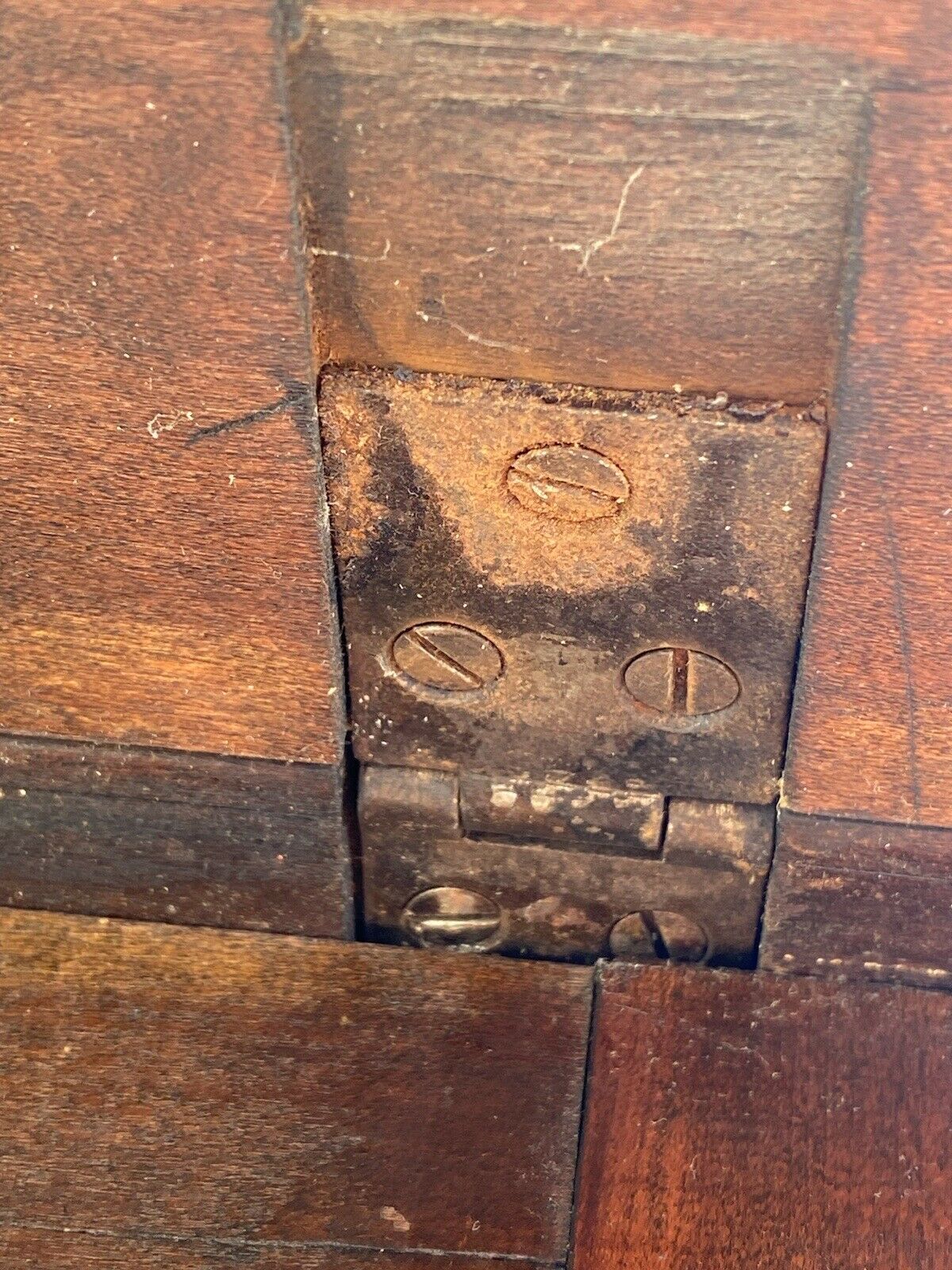 19TH C ANTIQUE SHERATON FIGURED CHERRY DROP LEAF DINING TABLE  W/ SPOOL CARVINGS