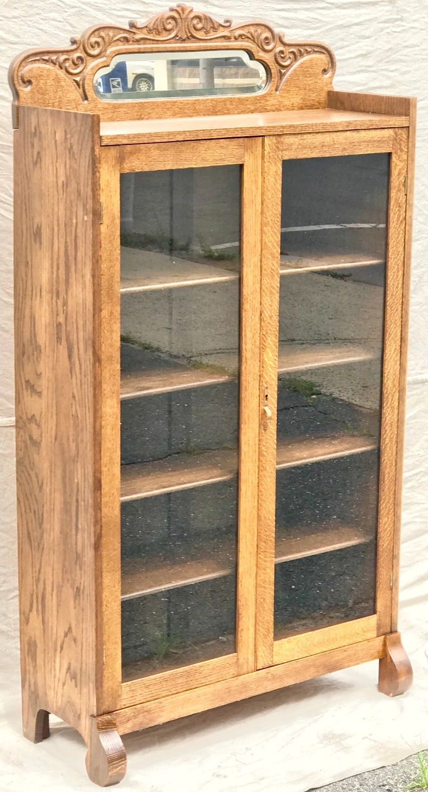 19TH C. VICTORIAN GOLDEN OAK BOOKCASE WITH MIRRORED AND CARVED GALLERY.