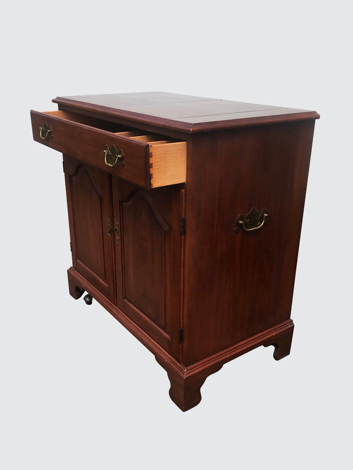 HENKEL & HARRIS MAHOGANY CHIPPENDALE STYLED FLIP TOPS BAR IN GREAT CONDITION
