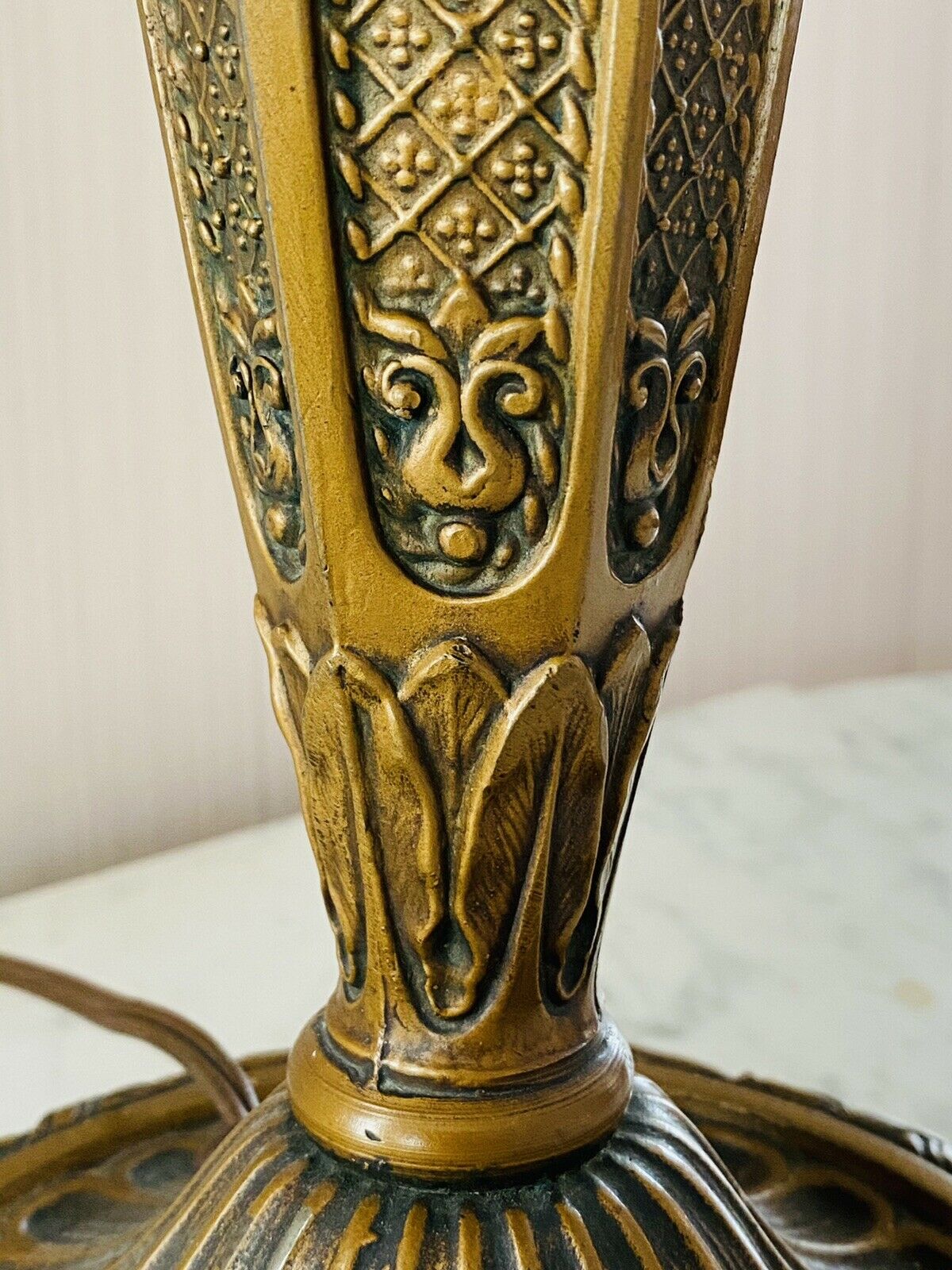 20TH C ANTIQUE ARTS & CRAFTS / ART NOUVEAU 8 PANEL CARAMEL SLAG GLASS LAMP