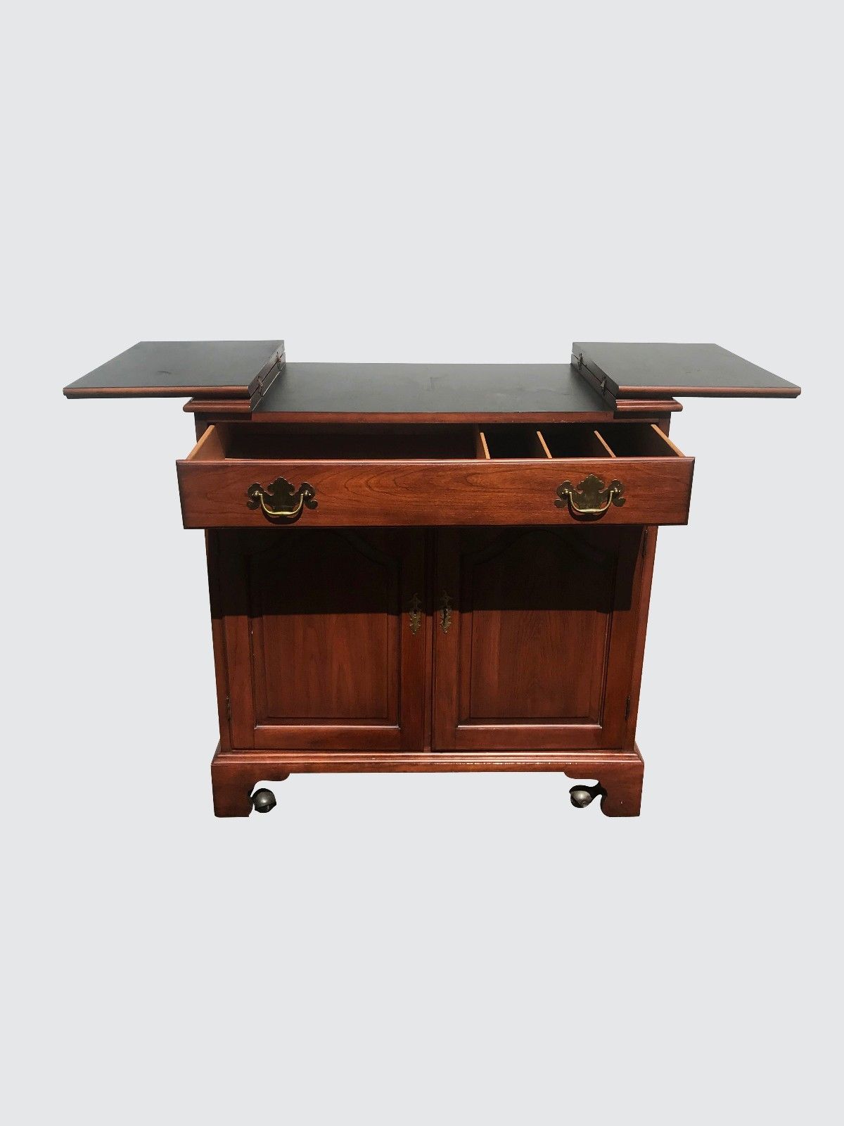 HENKEL & HARRIS MAHOGANY CHIPPENDALE STYLED FLIP TOPS BAR IN GREAT CONDITION