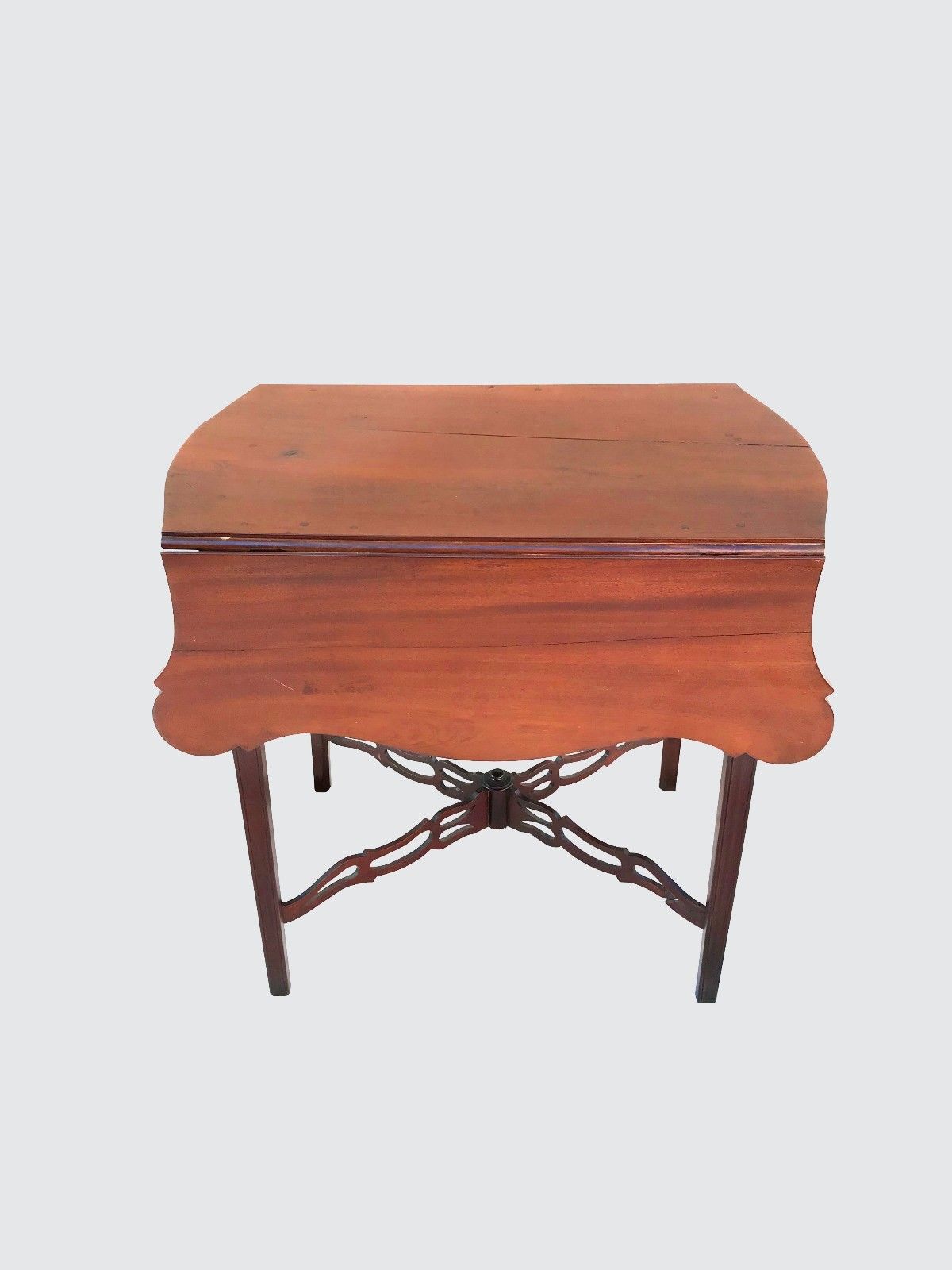 18TH CENTURY CHIPPENDALE CONNECTICUT SHAPED TOP PEMBROKE TABLE-CHAPIN SHOP