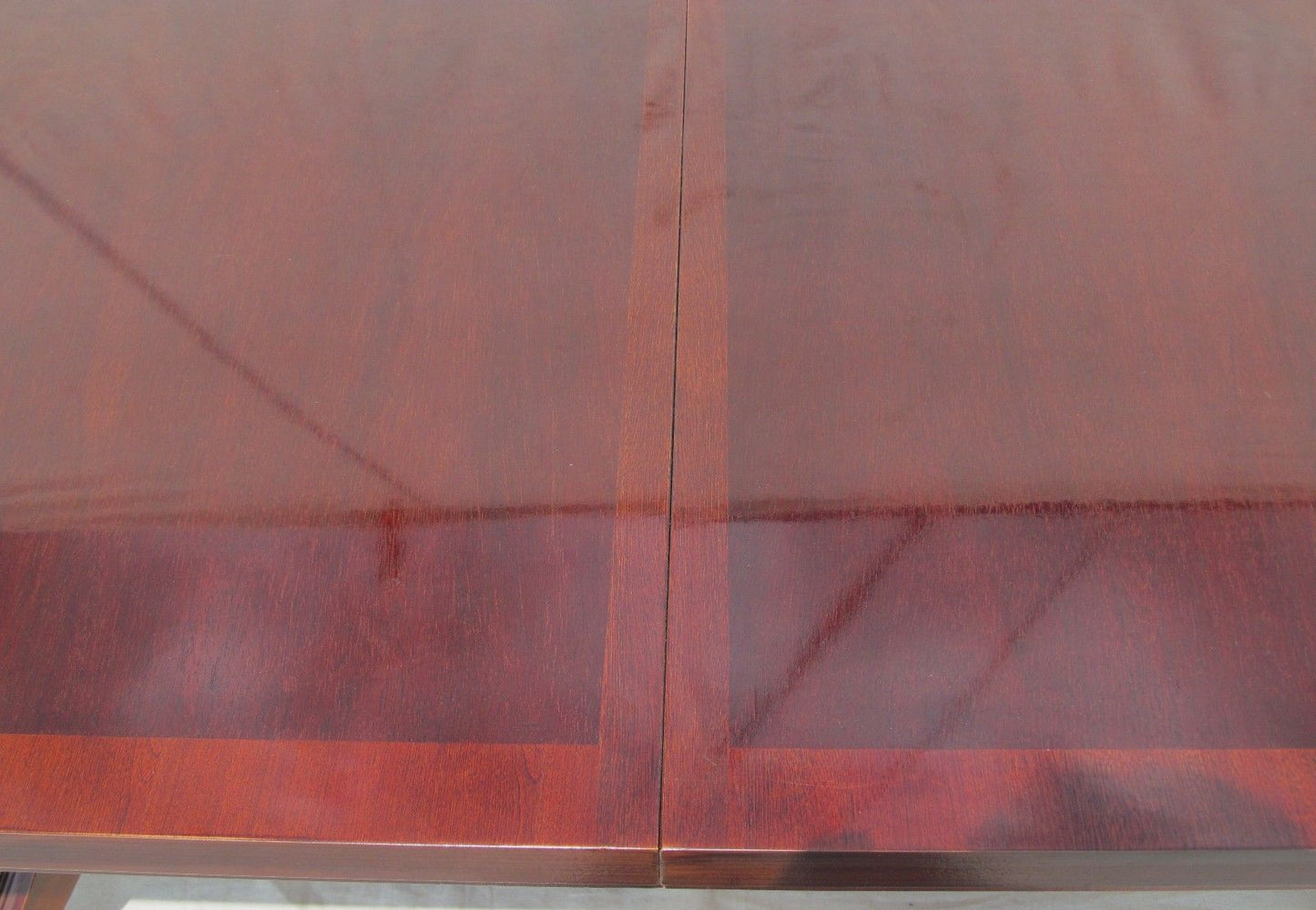 FEDERAL STYLE MAHOGANY CROSS BANDED INLAID DINING ROOM TABLE WITH SINGLE LEAF