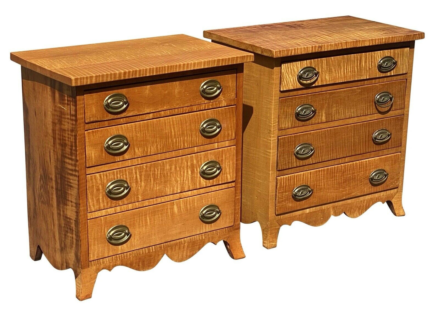 20TH C PAIR OF ANTIQUE STYLE TIGER MAPLE 4 DRAWER BACHELOR CHESTS / NIGHTSTANDS