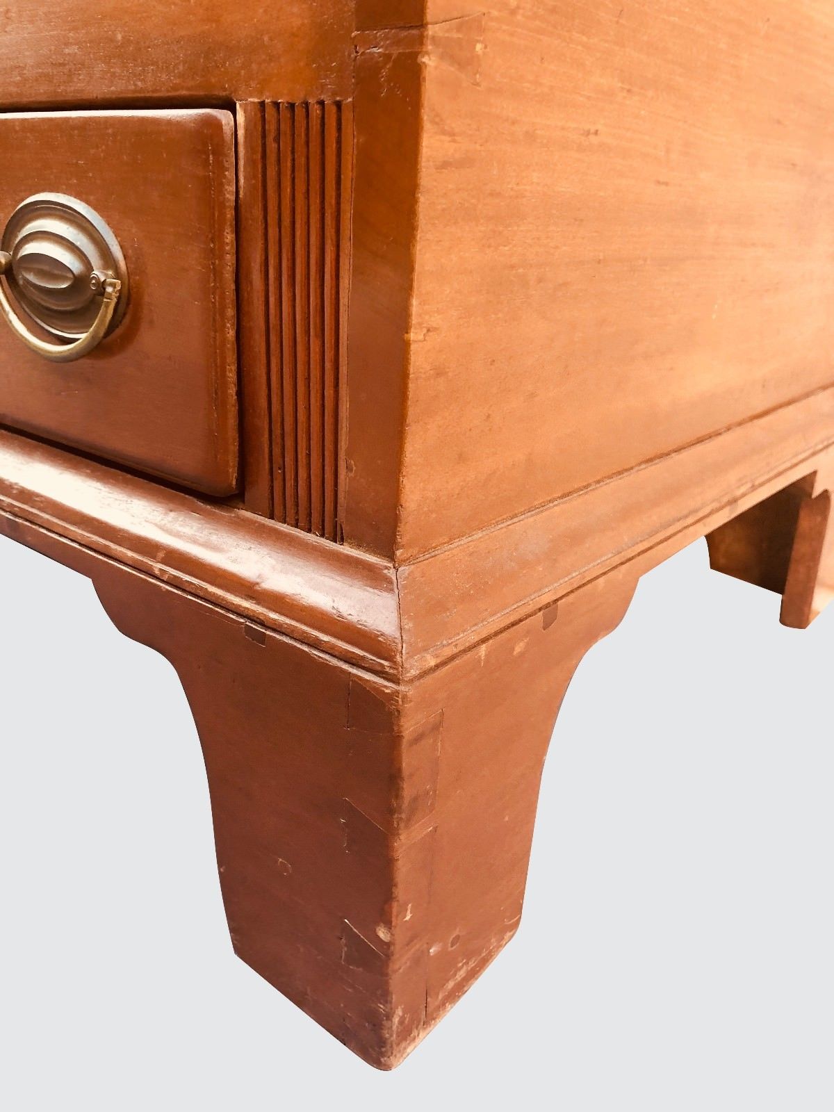 18TH CENTURY QUEEN ANNE PENNSYLVANIA BRACKET CHEST ON BRACKET FEET