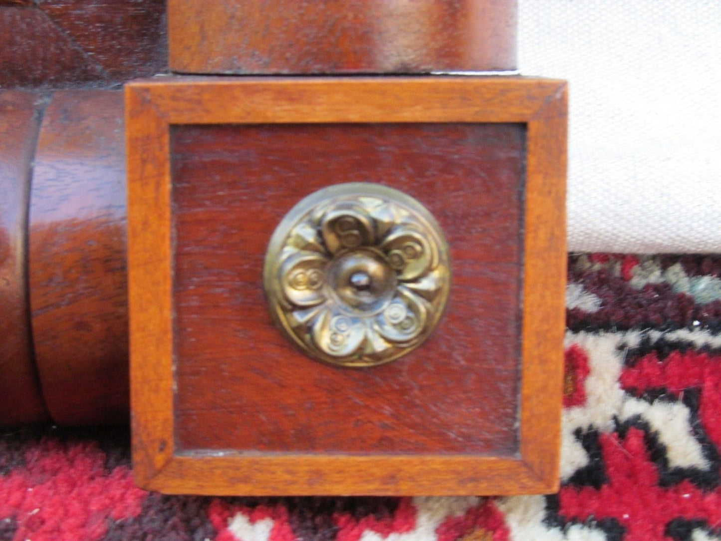 FEDERAL PERIOD REVERSE PAINTED DECORATIVE MIRROR IN CARVED MAHOGANY FRAME