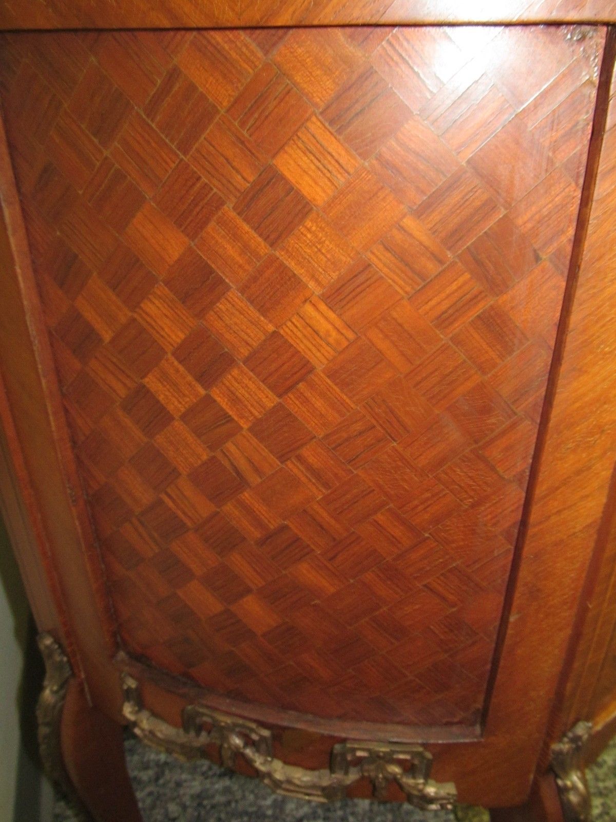 FINE FRENCH WALNUT PARQUETRY INLAID CURVED GLASS VITRINE WITH ORMOLU MOUNTS