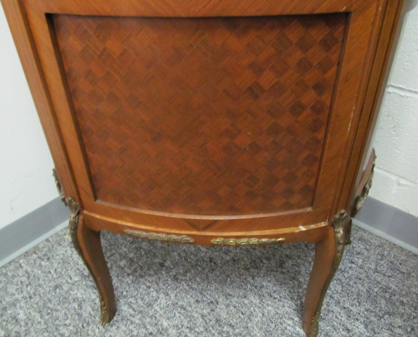 FINE FRENCH WALNUT PARQUETRY INLAID CURVED GLASS VITRINE WITH ORMOLU MOUNTS