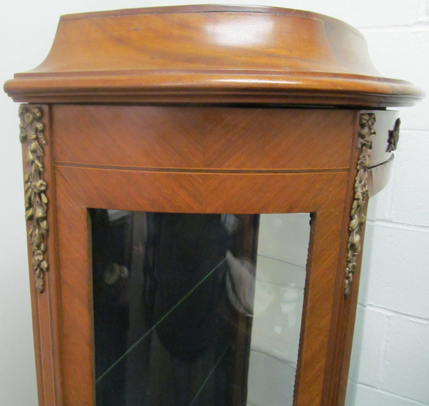 FINE FRENCH WALNUT PARQUETRY INLAID CURVED GLASS VITRINE WITH ORMOLU MOUNTS