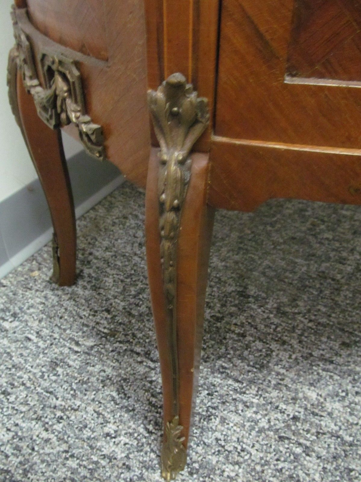 FINE FRENCH WALNUT PARQUETRY INLAID CURVED GLASS VITRINE WITH ORMOLU MOUNTS