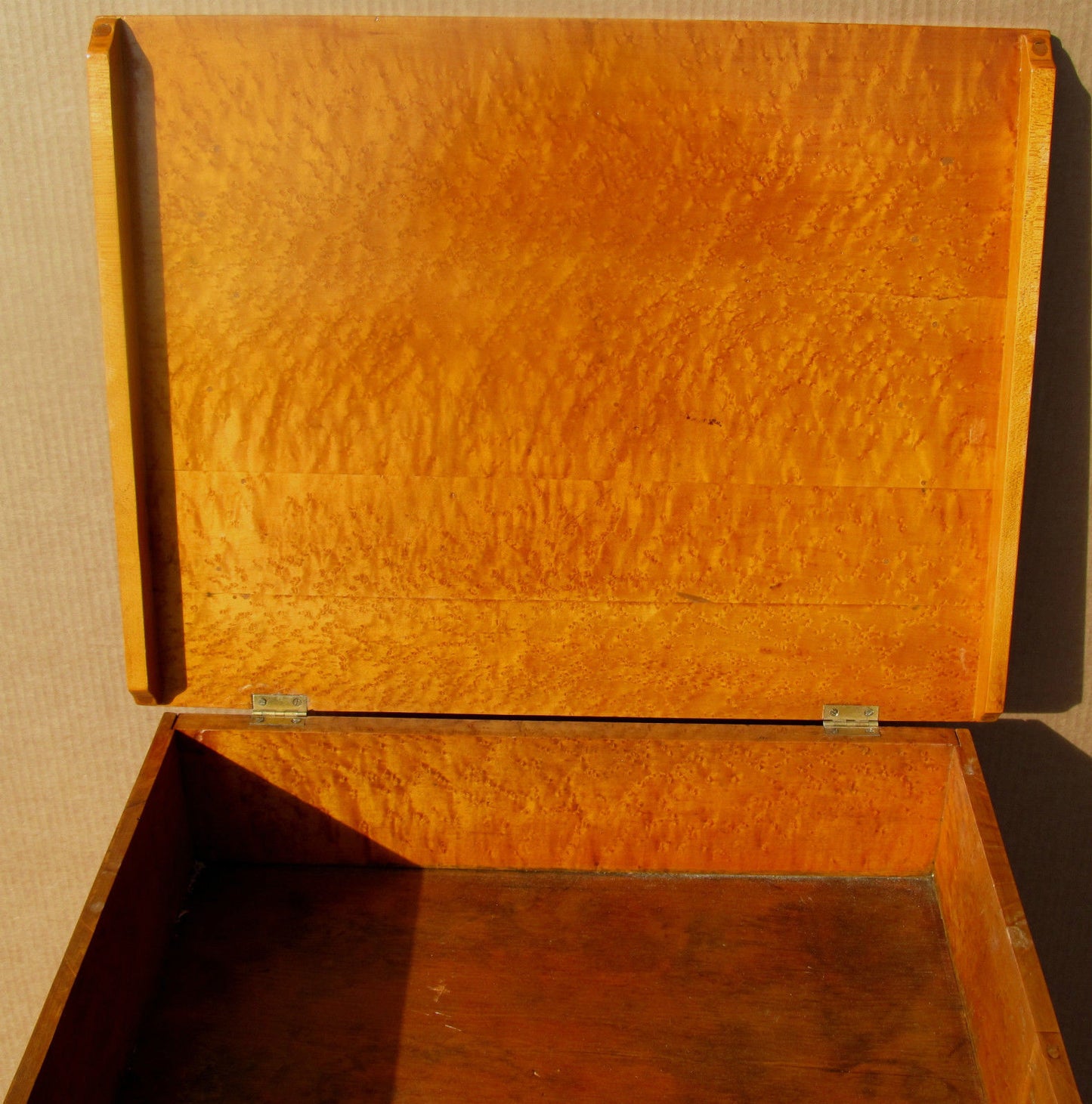 ANTIQUE FEDERAL SOLID BIRDS EYE MAPLE BEDSIDE CABINET