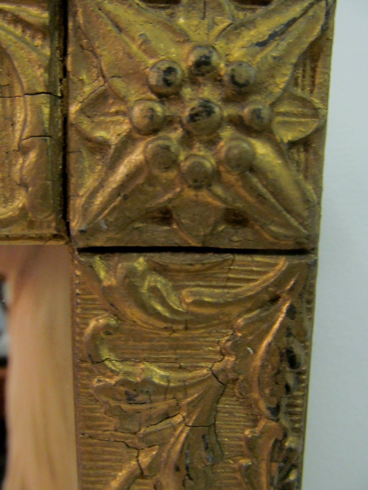 EARLY 19TH CENTURY FEDERAL PERIOD GOLD GILT GESSO RELIEF MIRROR