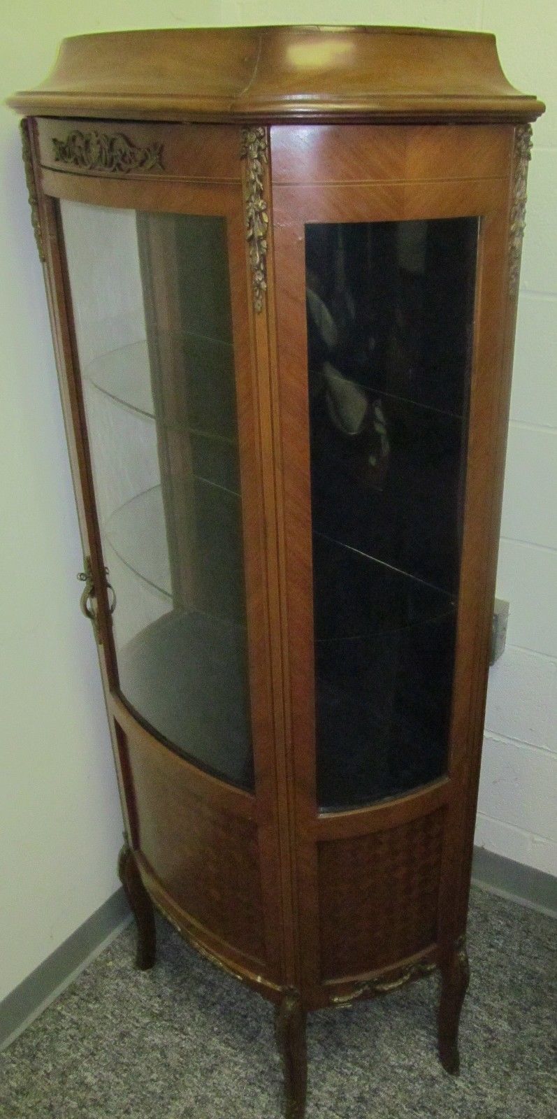 FINE FRENCH WALNUT PARQUETRY INLAID CURVED GLASS VITRINE WITH ORMOLU MOUNTS