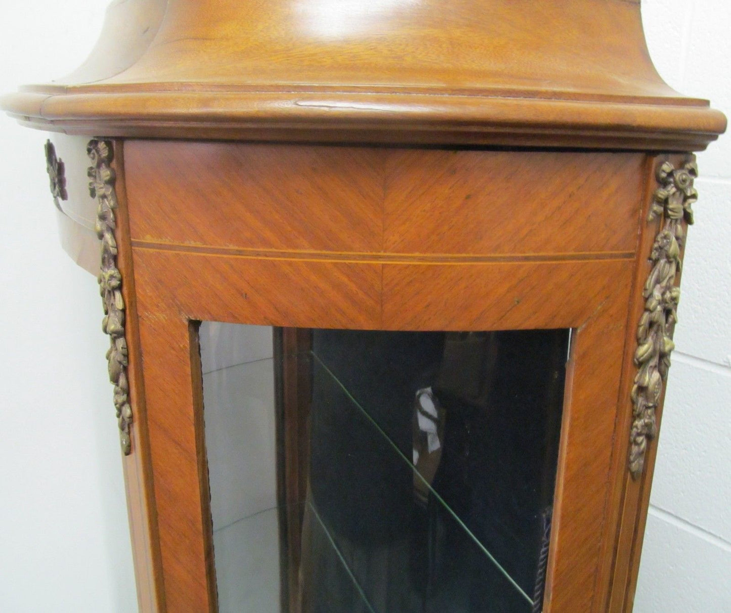 FINE FRENCH WALNUT PARQUETRY INLAID CURVED GLASS VITRINE WITH ORMOLU MOUNTS