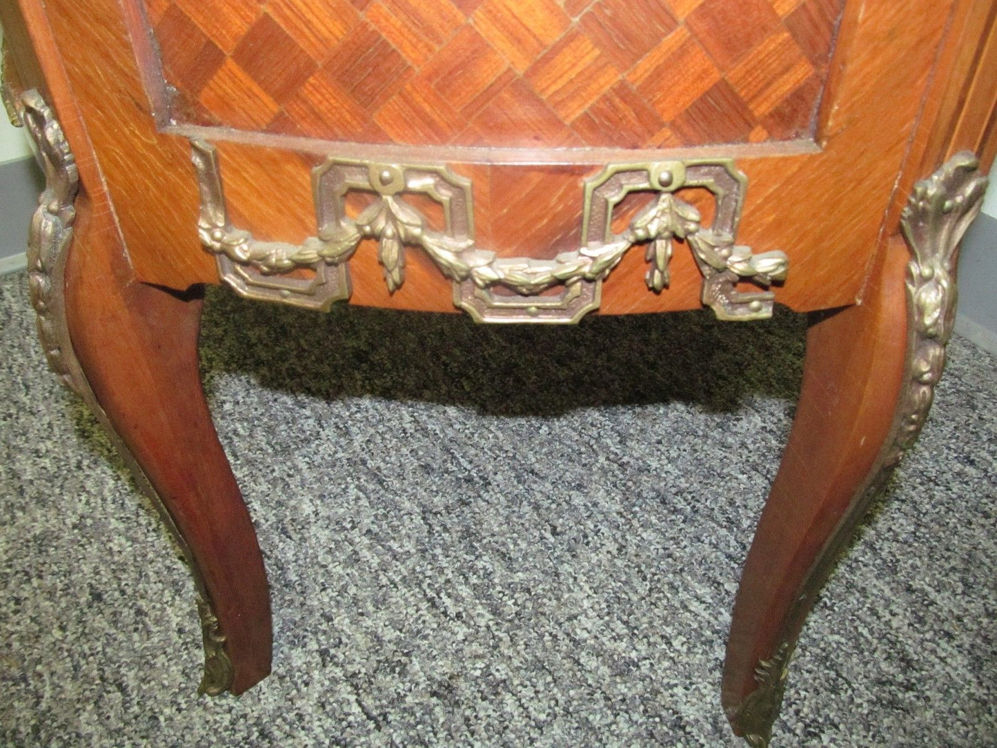 FINE FRENCH WALNUT PARQUETRY INLAID CURVED GLASS VITRINE WITH ORMOLU MOUNTS