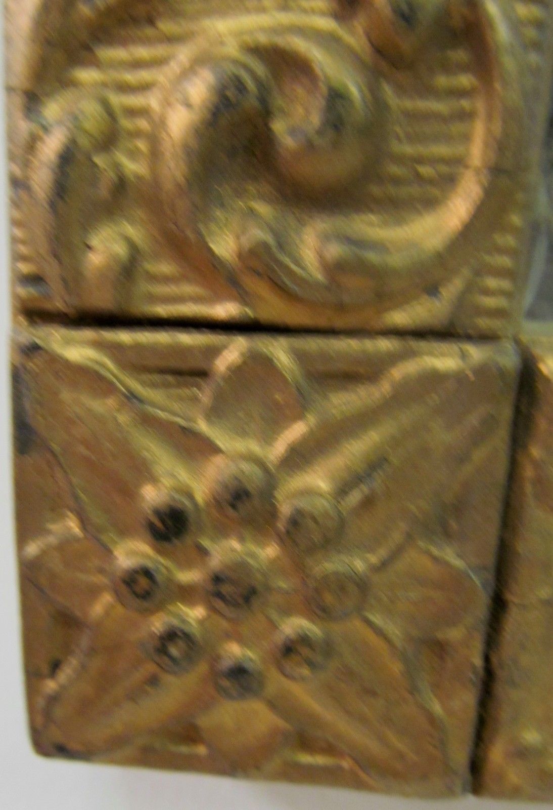 EARLY 19TH CENTURY FEDERAL PERIOD GOLD GILT GESSO RELIEF MIRROR