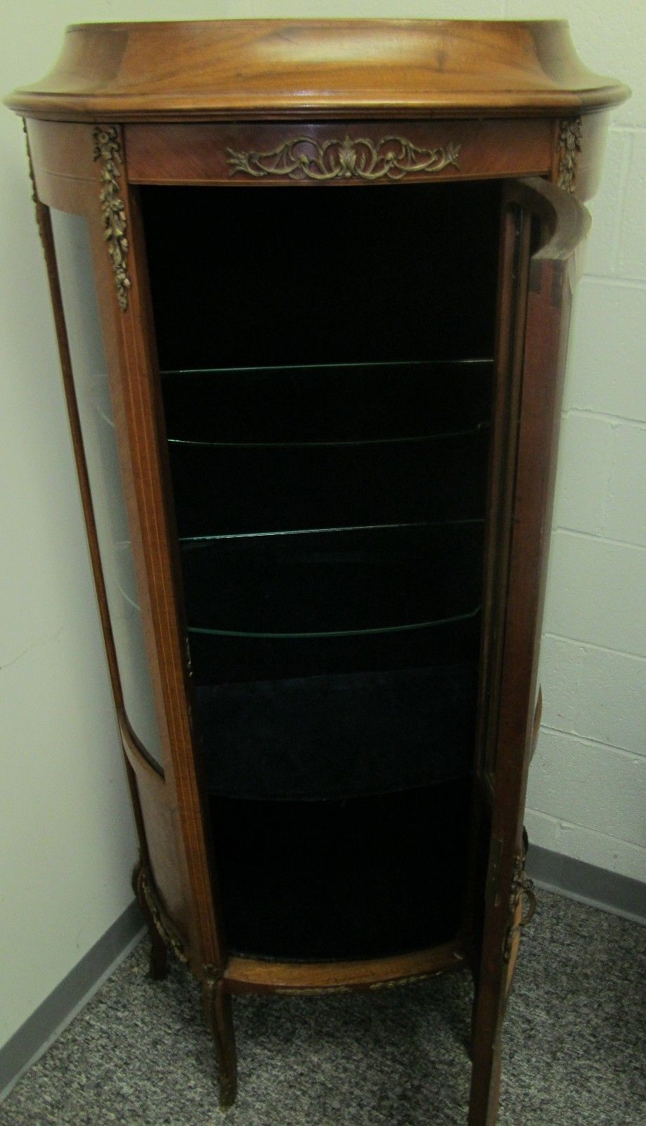 FINE FRENCH WALNUT PARQUETRY INLAID CURVED GLASS VITRINE WITH ORMOLU MOUNTS