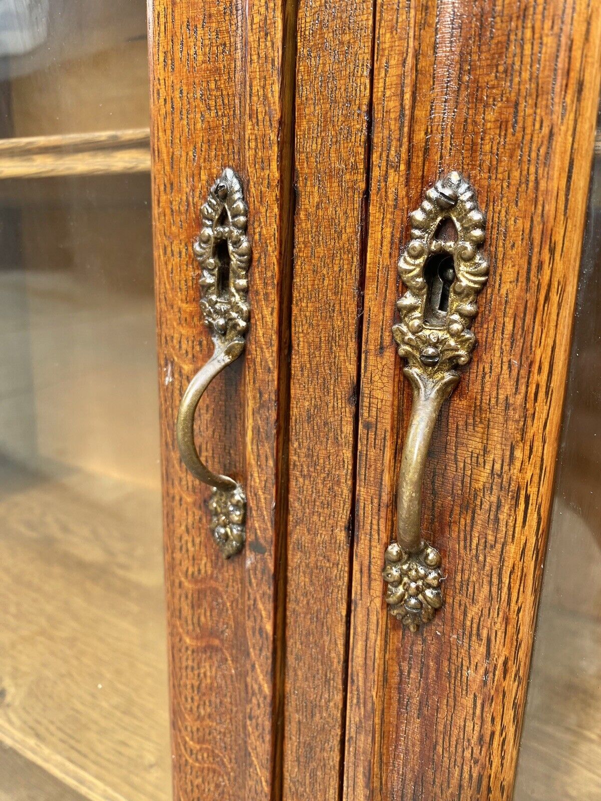 Antique Victorian Oak Double Door Bookcase / Cabinet With Shell Carved Corners