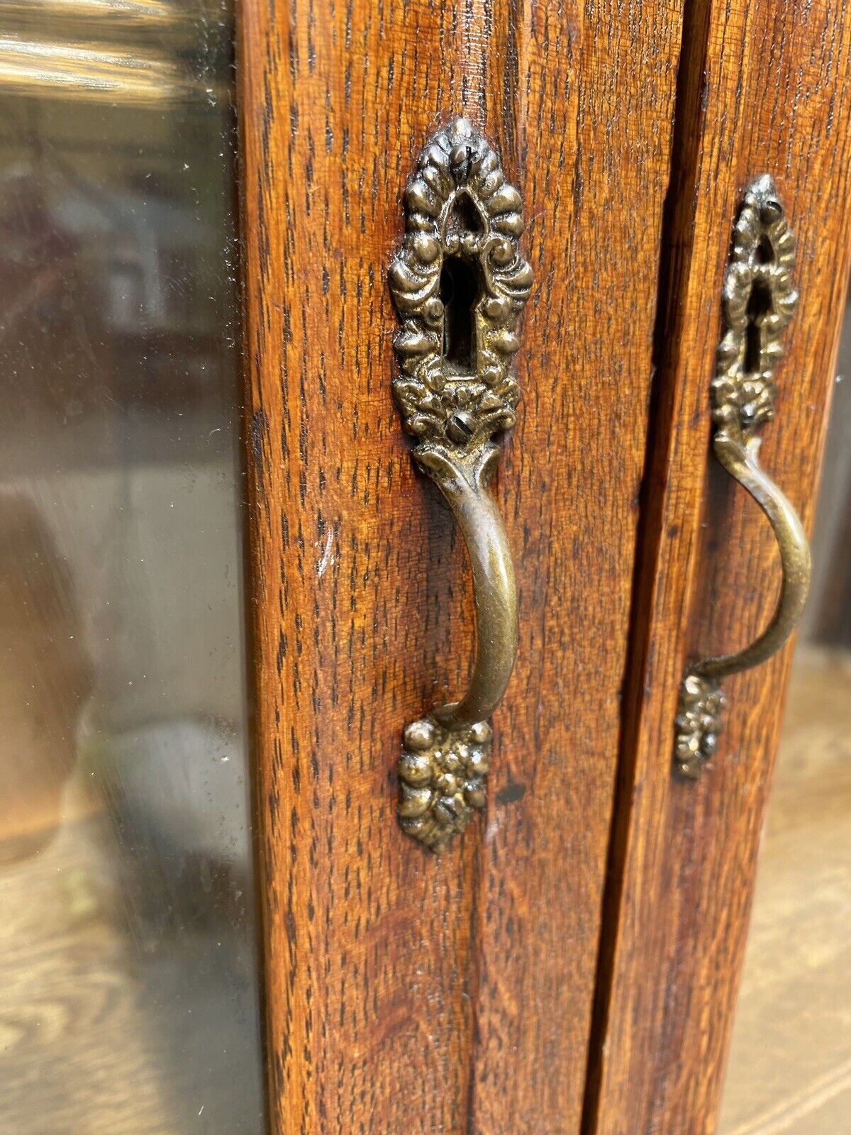 Antique Victorian Oak Double Door Bookcase / Cabinet With Shell Carved Corners