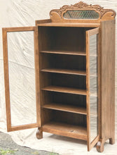Load image into Gallery viewer, 19TH C. VICTORIAN GOLDEN OAK BOOKCASE WITH MIRRORED AND CARVED GALLERY.