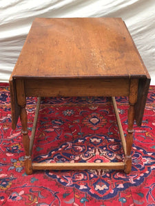 18TH C WILLIAM & MARY PERIOD NEW ENGLAND ANTIQUE DROP LEAF TAVERN / DINING TABLE