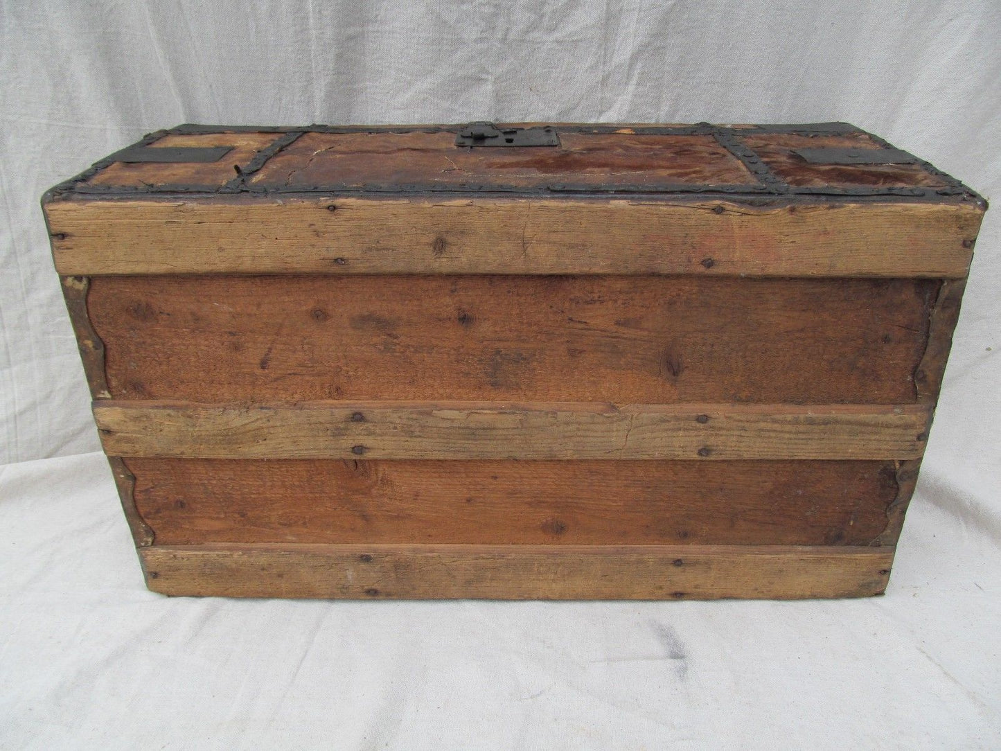 EARLY 19TH CENTURY LEATHER & HYDE COVERED STAGECOACH TRUNK