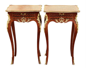 20TH C LOUIS XV ANTIQUE STYLE PAIR OF FRENCH PARQUETRY NIGHT STANDS / END TABLES