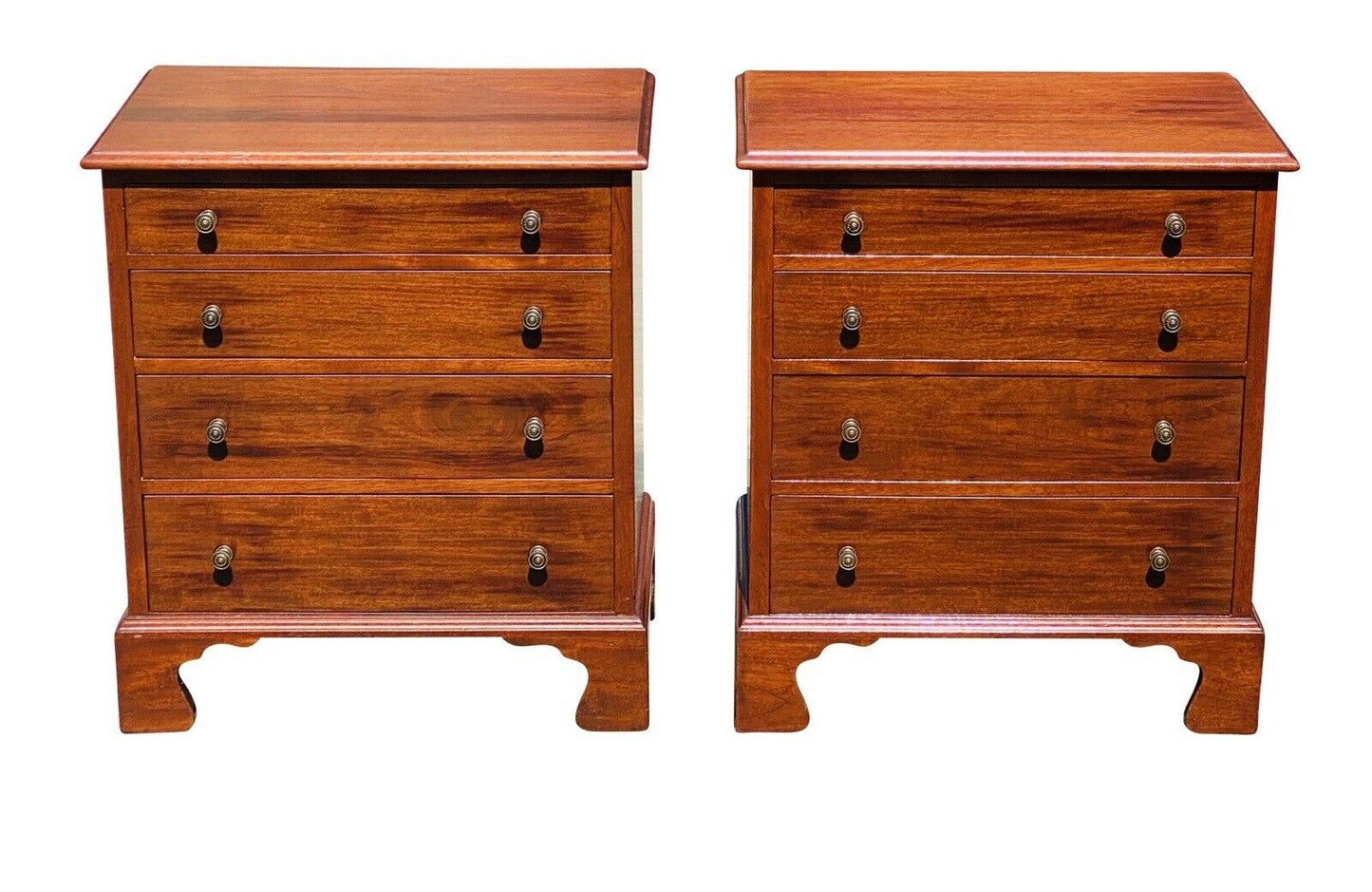 19th Century Antique Pair of Mahogany Bachelors Chests / Nightstands