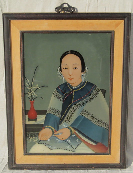 ANTIQUE CHINESE REVERSE PAINTED GLASS PORTRAIT OF A WOMAN IN FINE ATTIRE